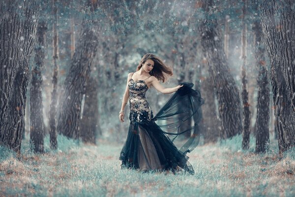 Schönes Outfit und ein geheimnisvoller Wald
