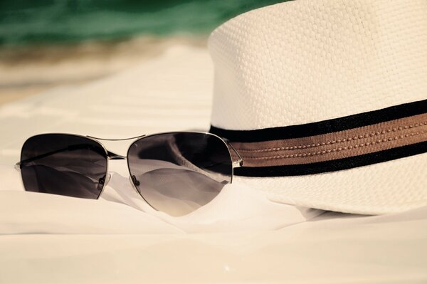 Vacaciones en la playa con sombrero y gafas