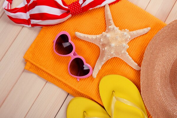 Des accessoires de plage sur fond beige