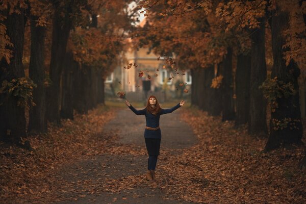 La jeune fille à l automne de l allée dans le feuillage