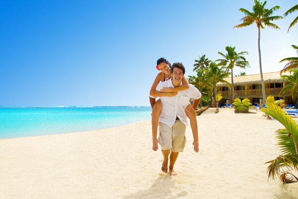 Mädchen und Mann am Meer