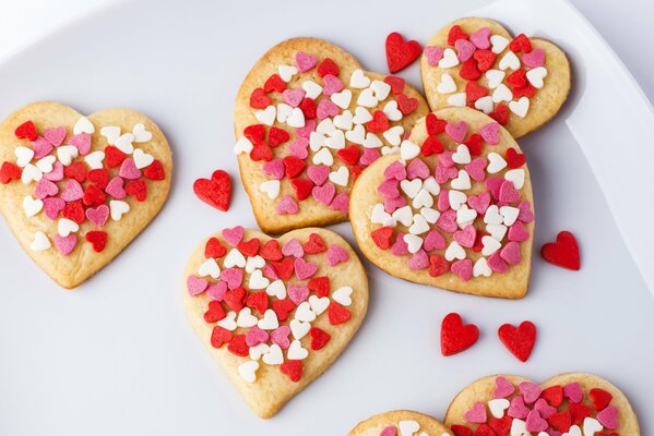 Galletas con polvo multicolor en forma de corazones