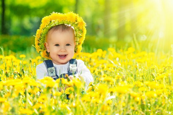 Enfant heureux sur fond de pissenlits ensoleillés