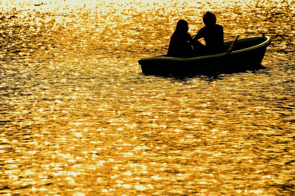 Zwei in einem Boot. Romantischer Abend