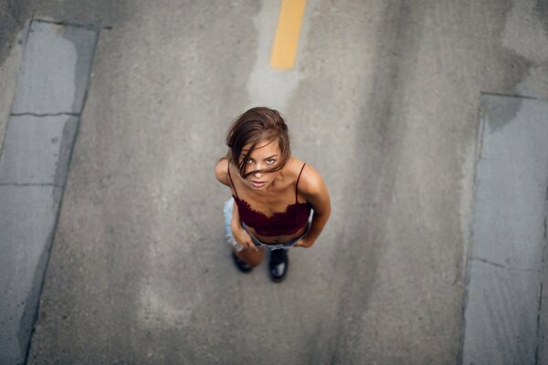 La jeune fille sur la route, vue de dessus