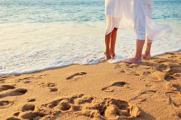 Couple amoureux sur la côte de la mer