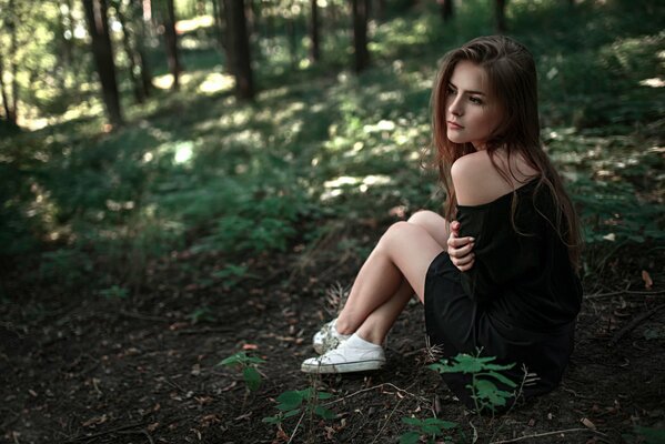 Ragazza con uno sguardo languido nella foresta