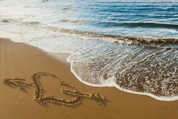 Inschrift in Herzform am Meer