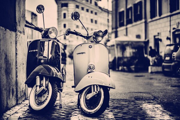 Dos scooters. Casas altas