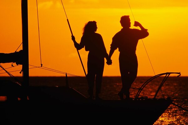 Mädchen und Mann auf Sonnenuntergang Hintergrund