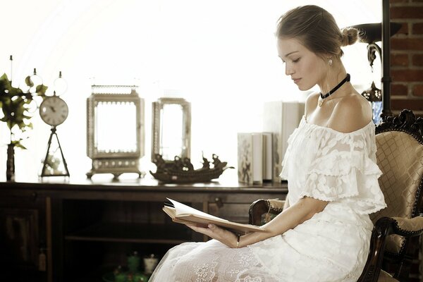 La ragazza legge un libro interessante