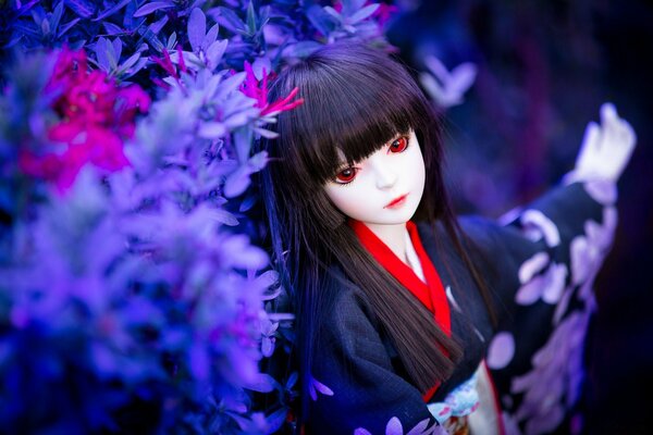 Japanische Puppe auf einem Hintergrund von Blumen
