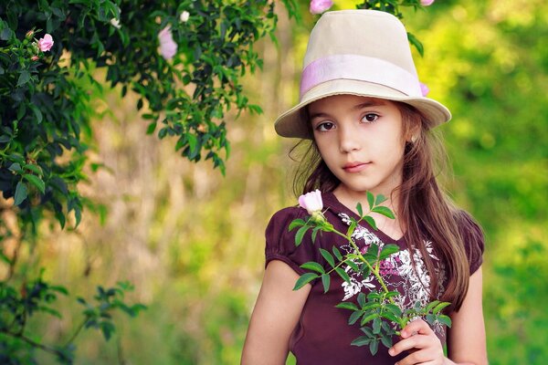 La fille au chapeau et avec les couleurs
