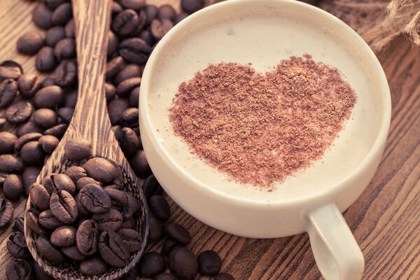 Chocolat coeur. Cappuccino avec de la mousse