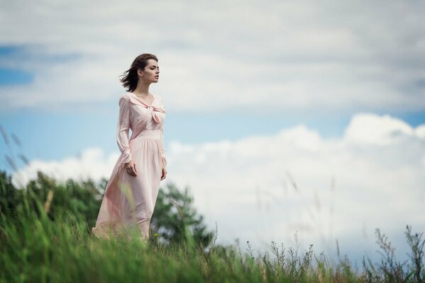 Lilie Savoderova im Feld über dem schönen Himmel. Vom Winde verweht