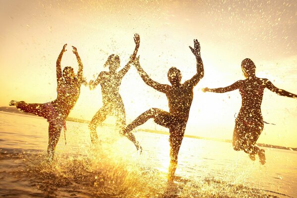 Bonheur. Le plaisir des gens au coucher du soleil