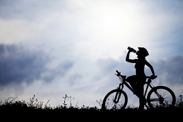 La fille sur la nature à vélo