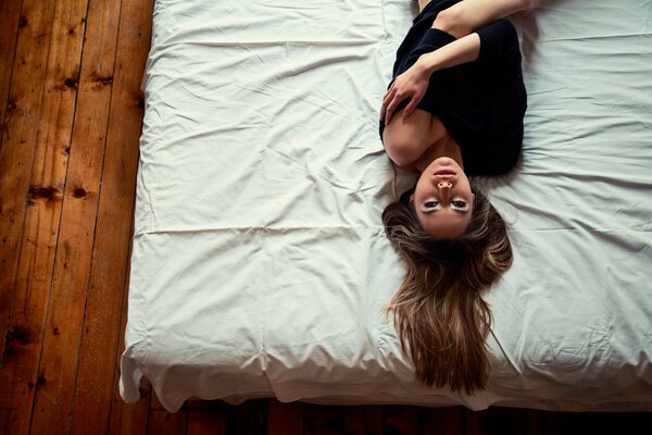 Mädchen mit lockeren Haaren auf dem Bett