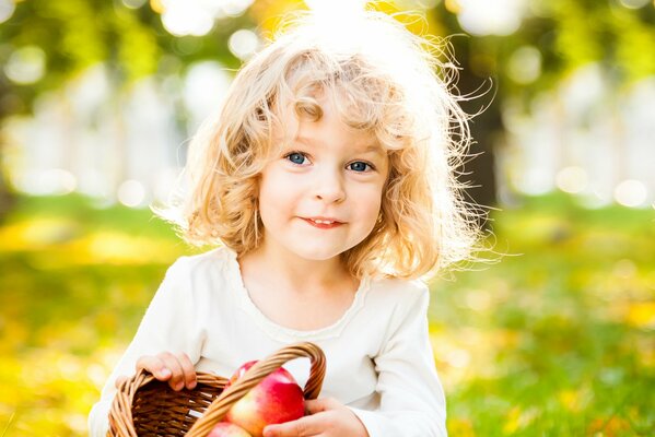Niño soleado en La manzana Rescatada