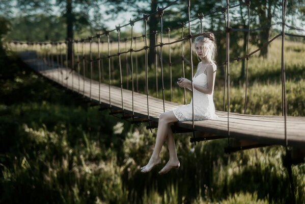 Ragazza in abito estivo sul ponte