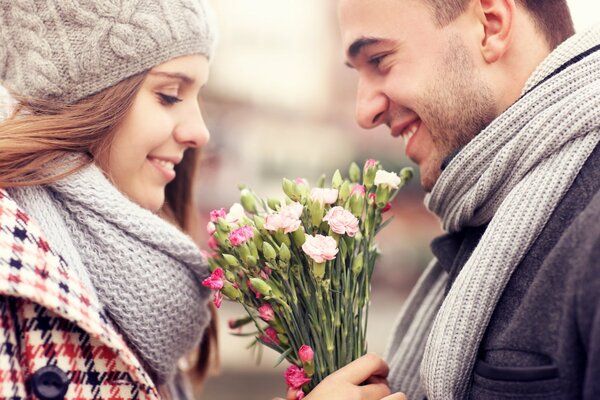 Chica y chico-hermosa pareja con una sonrisa