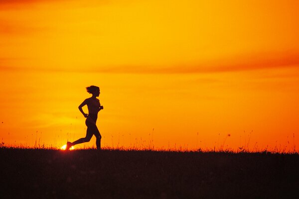 Ein sportliches Mädchen . Abend joggen in der Natur