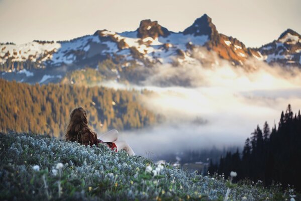 Chica viendo montañas nevadas
