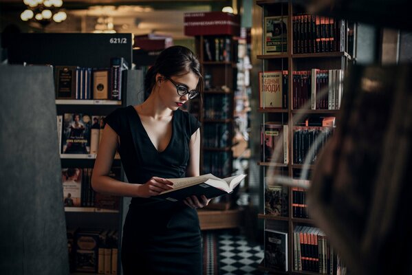 Oktyabrina Maximova lettura di libri in biblioteca