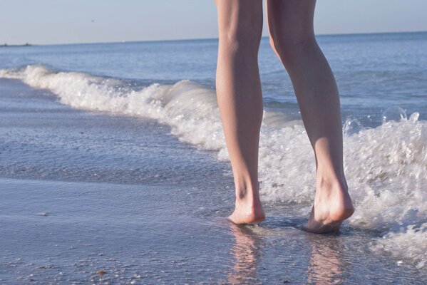 Paseo por la playa por la mañana