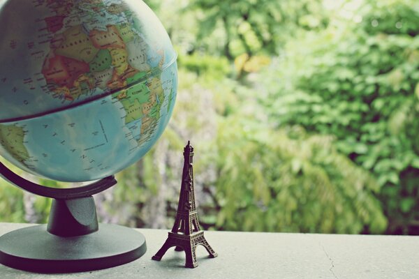 Globo e statuetta della Torre Eiffel nelle vicinanze
