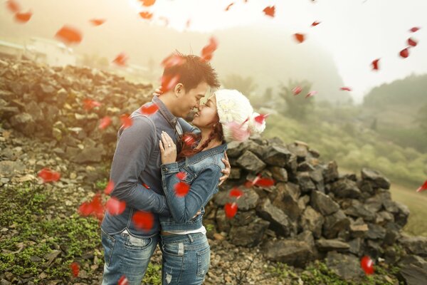 L amour des hommes et des femmes dans les pétales de roses