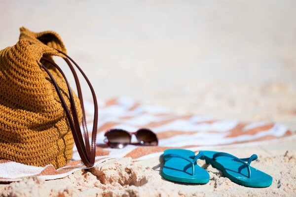 Schiefer und Strandtasche
