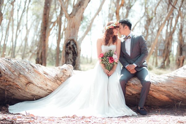 Chica en vestido de novia con tren largo
