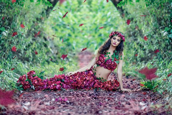 Servizio fotografico autunnale in foglie. Ragazza di fiore