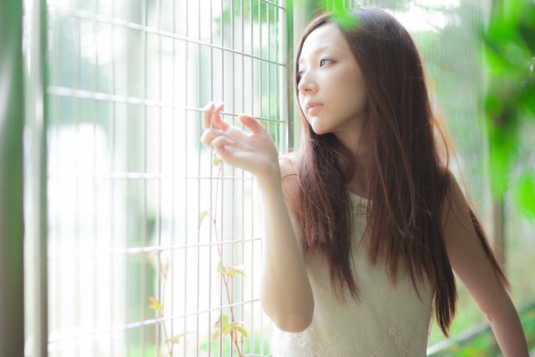Asiatische Mädchen in nachdenklicher Stimmung