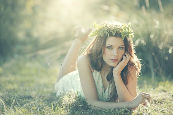 Retrato de verano de una hermosa niña