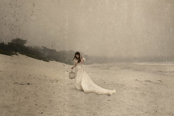 Mädchen im weißen Kleid am Strand
