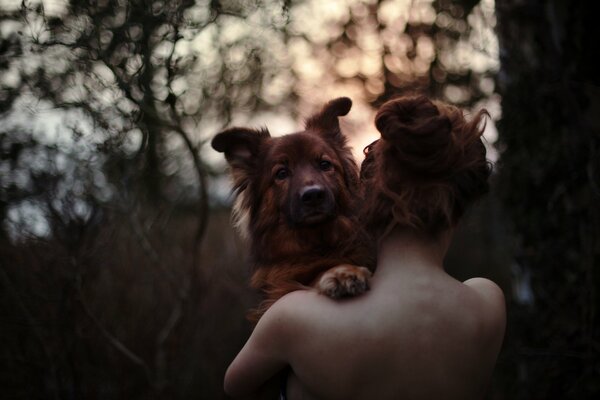 Mädchen mit Hund im Wald