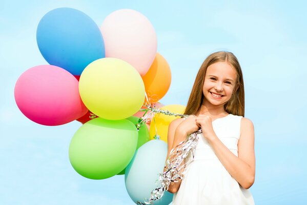 Ragazza felice con palloncini