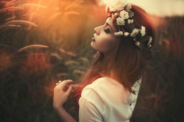 Foto di profilo. Ragazza con una corona