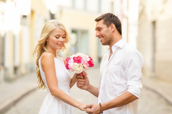 Le gars donne à la fille d un bouquet de fleurs
