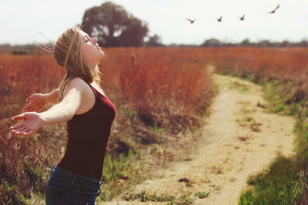 Ragazza sul campo con uno stato d animo interessante