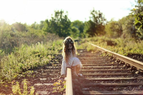 Bambina sulla ferrovia