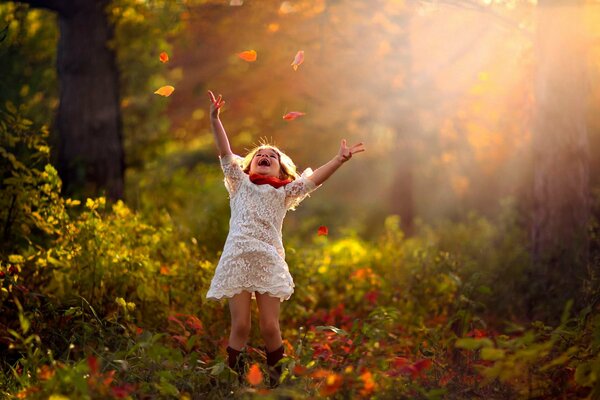 Bambino gioioso in autunno nella foresta