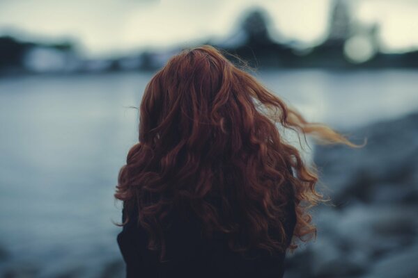 Rousse fille debout dans le vent