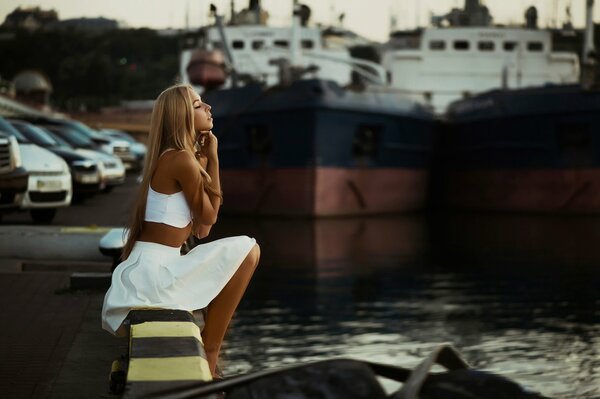 Ragazza in bianco. Porta. Yacht