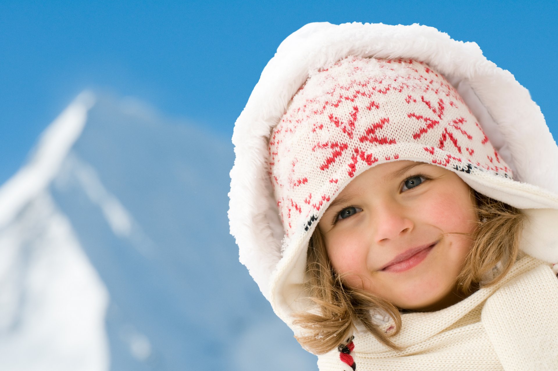 niña ojos grises sombrero bufanda capucha mirada sonrisa invierno rubor