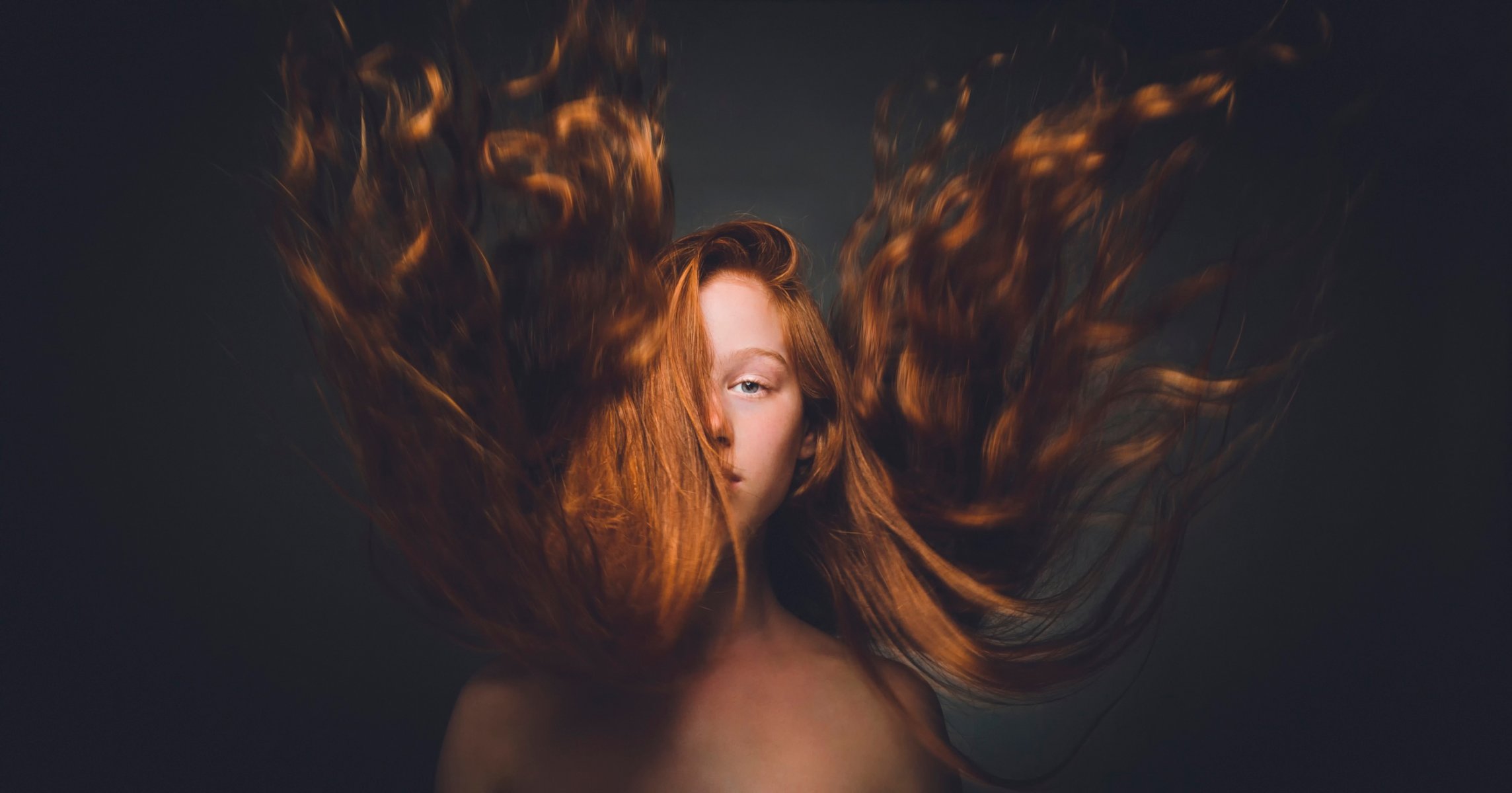 rousse fille cheveux vent coup d oeil