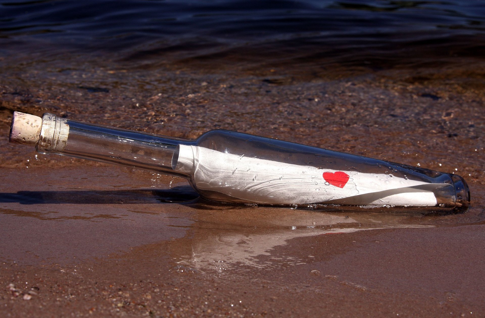 mood bottle letter message message note heart heart love sea water blur background wallpaper widescreen fullscreen widescreen