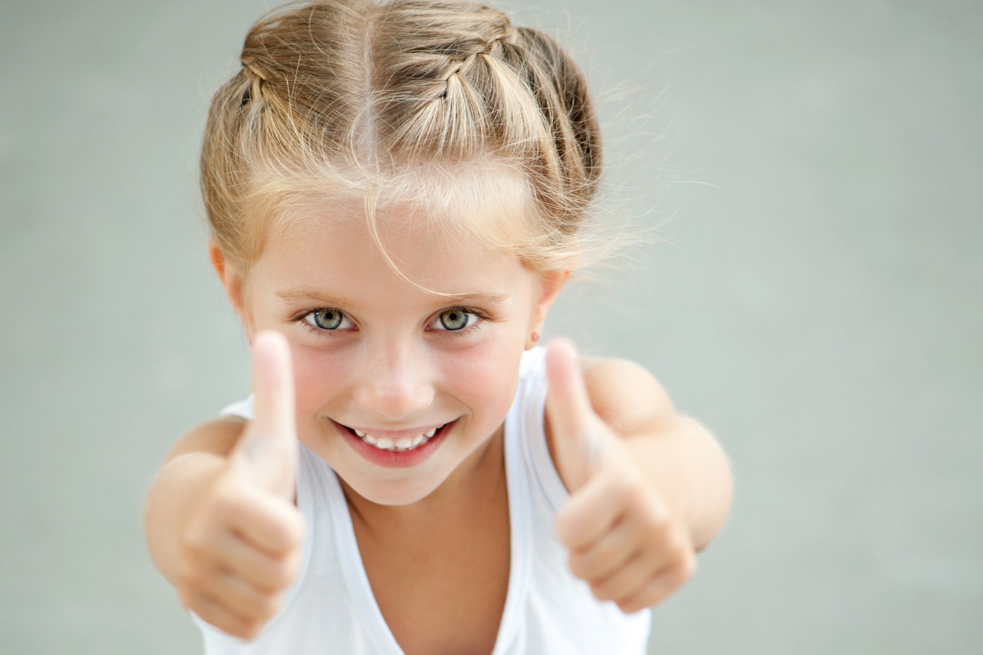 jeune fille enfants le geste de la classe le sourire l ambiance